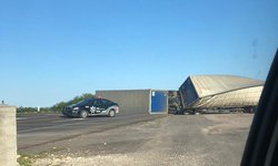 Doble remolque de tráiler volcó sobre la supercarretera por caseta de Cerritos