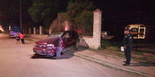 Sujeto impacta camioneta en portón de domicilio de Av. Ferrocarril