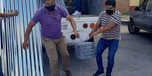 Gildardo Moreno entregó láminas y rollos de alambre para comunidades de CdFdz