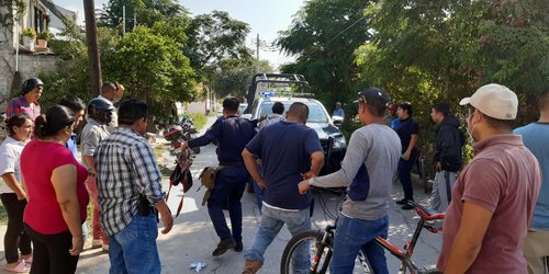 Vecinos detienen a presunto ladrón y lo entregan a la policía