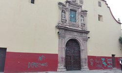 La iglesia de San Miguelito y  Calzada de Guadalupe, amanecieron con pintas a favor del aborto.