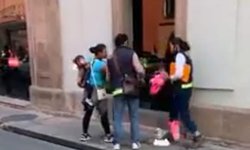 Pelean inspectores y vendedora de flores en centro de SLP