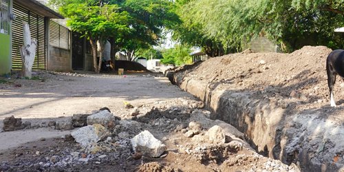 Construyen drenaje sanitario en calle de la Palma de la colonia San Antonio de Rioverde