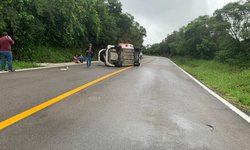 Volcadura por lluvias deja tres personas golpeadas