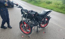 Mueren dos jóvenes, tras chocar su moto con camioneta