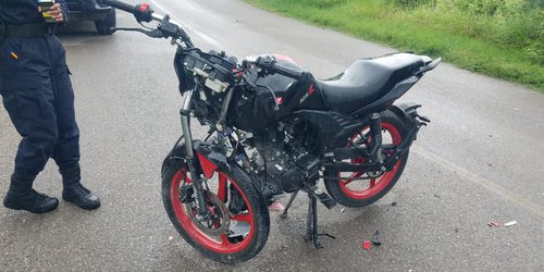 Mueren dos jóvenes, tras chocar su moto con camioneta