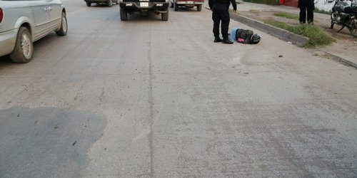 Mujer herida en el bulevar: Intentó rebasar en moto por la derecha