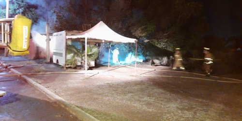 Se incendia puesto de comida durante la madrugada