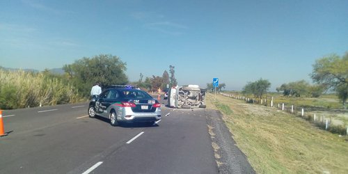 Muere mujer en volcadura sobre la supercarretera