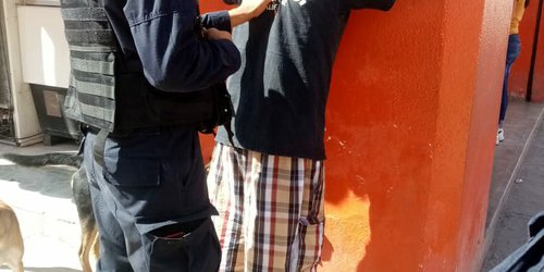 Detienen en el centro a tipo que molestaba a peatones