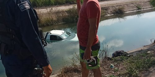 Otra camioneta de turista se fue al agua en canal Media Luna
