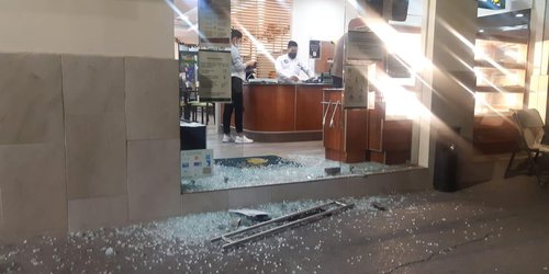 Sujeto golpea a mesero, causa daños a restaurante y huye