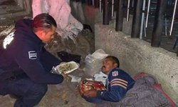 Policía municipal entrega alimentos y regalos a personas en situación de calle