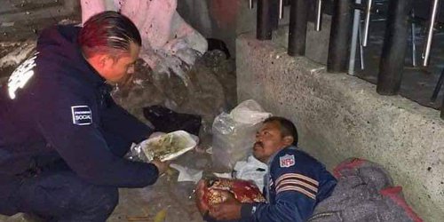 Policía municipal entrega alimentos y regalos a personas en situación de calle