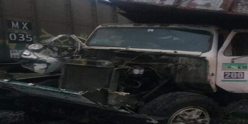 Tren arrastra camión que intentó ganarle el paso en Tamasopo