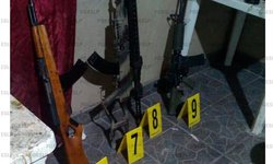 En cateo Fiscalía asegura armas largas, cartuchos y drogas en Villa Juárez