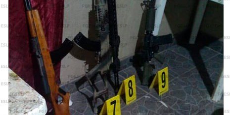 En cateo Fiscalía asegura armas largas, cartuchos y drogas en Villa Juárez