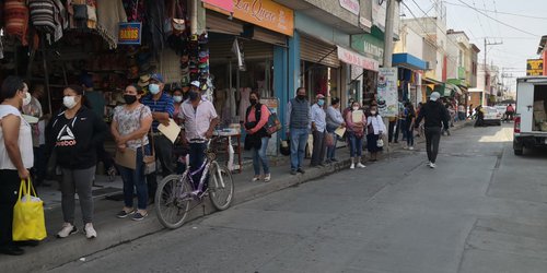 Actualizan padrón de tianguistas, y aglomeran gente en calle Jiménez