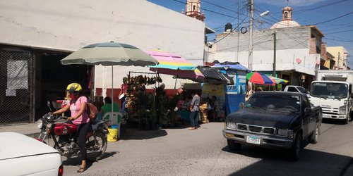 Ambulantes y locatarios bloquean espacios, entradas y salidas en mercado Colón