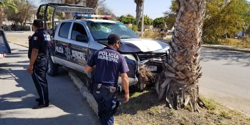 Dos policías heridos al chocar patrulla en persecución de delincuentes
