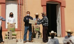 Ayuntamiento entrega material para barda perimetral del panteón de Progreso