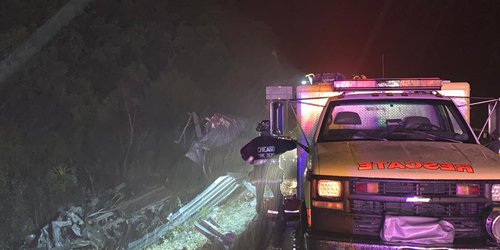 Tráiler se fue a profundo barranco; el conductor grave