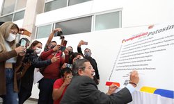 Octavio Pedroza firma compromisos por las potosinas
