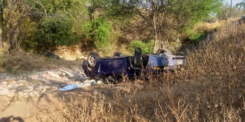 Hallan automóvil volcado en carretera a San Ciro