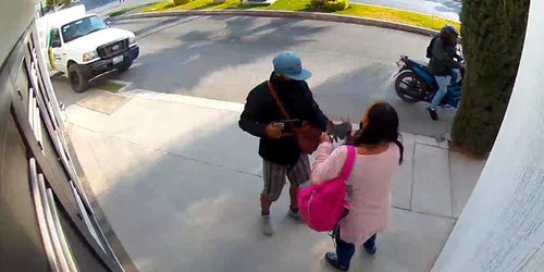 En intento de asalto, mujer les quita la pistola a delincuentes