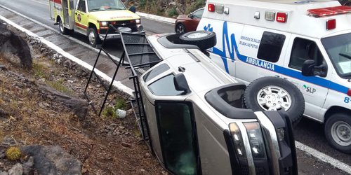 Volcó camioneta sobre carretera 70 a la altura de Labor Vieja