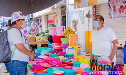 Diálogo en confianza sostuvo con locatarios y tianguistas Lola Morales