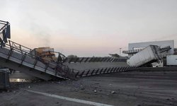 Colapsa puente peatonal y aplasta un tráiler en carretera 57