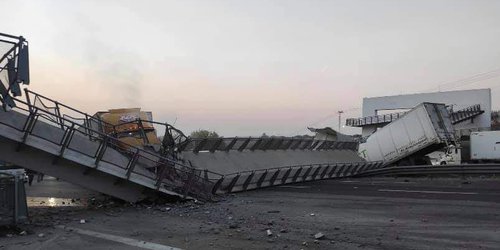 Colapsa puente peatonal y aplasta un tráiler en carretera 57