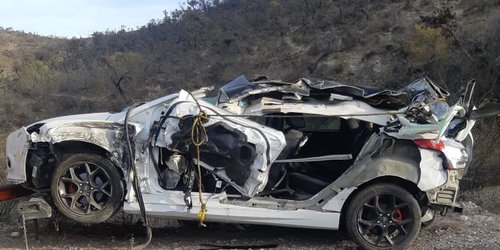 Camión materialista impacta y lanza camioneta a barranco en carretera a Cd del Maíz
