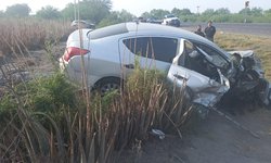 Tres lesionados en fuerte choque en la supercarretera
