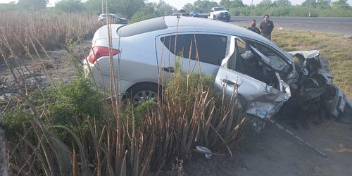Tres lesionados en fuerte choque en la supercarretera
