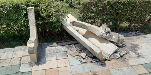 Vehículo sube a plaza San Antonio y destroza banca