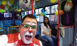 Chofer se disfraza de payaso, adorna su camión, y alegra a niños y niñas