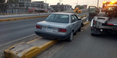 Automóvil se impacta contra base de puente elevado en CdFdz