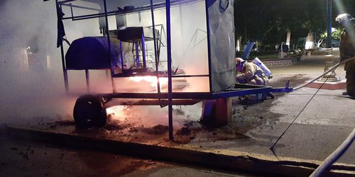 Incendio acaba con puesto de pizzas en plaza principal de Ciudad Fernández