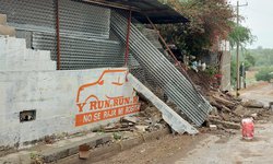 Por lluvias, cae barde en vivienda del ejido Llanitos