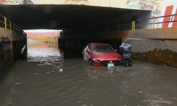 Vehículos varados por intensas lluvias en SLP