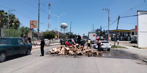 Caen decenas de cartones de cerveza de un tráiler en el bulevar CJB