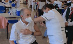 Se vacuna contra COVID-19 Gobernador JM Carreras