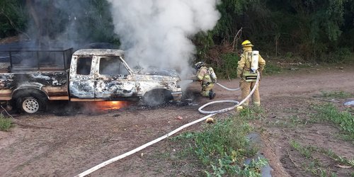 Atienden bomberos incendio de una camioneta