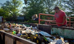 Grandes cantidades de basura extraen del canal principal de la Media Luna