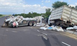 Se zafa traila y hace chocar camioneta en la supercarretera