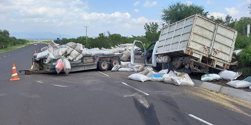 Se zafa traila y hace chocar camioneta en la supercarretera