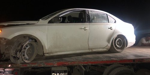 Automóvil sale y choca con objeto, en la supercarretera