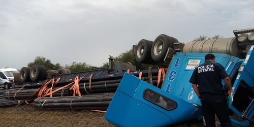 Cuantiosos daños materiales deja volcadura de tráiler